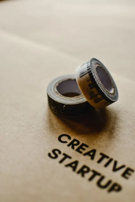 Uno schermo di computer moderno che mostra un lavoro di web design, mettendo in evidenza immagini creative in un ambiente di lavoro.