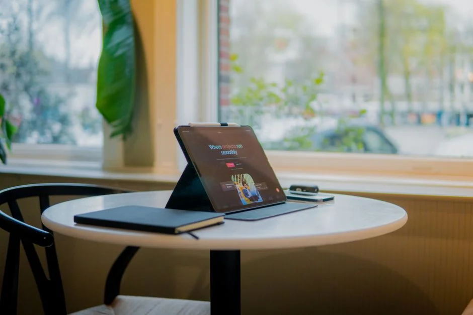 Un ambiente di lavoro moderno con due monitor per computer che mostrano progetti di web design, mettendo in risalto tecnologia e produttività.